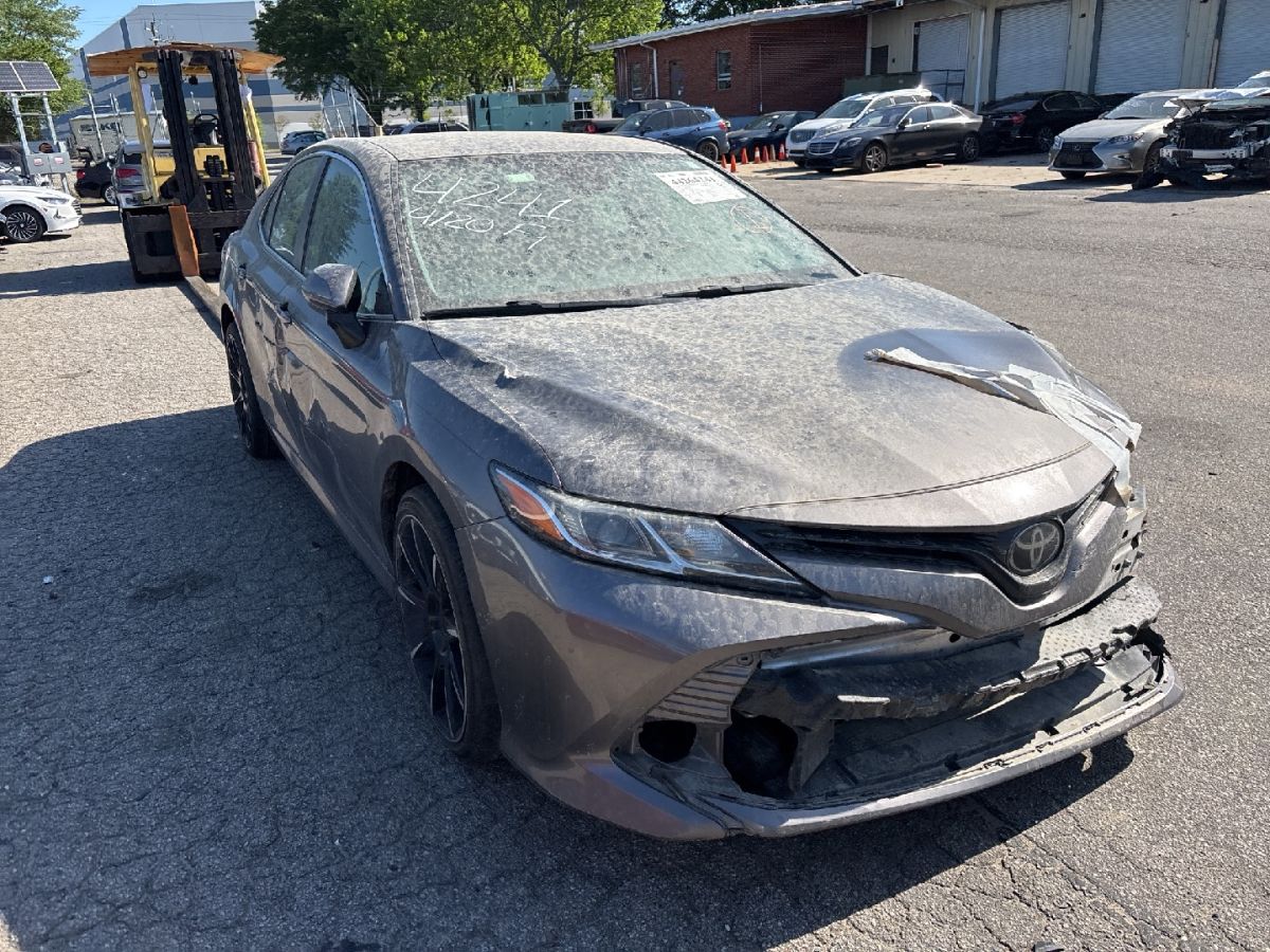 Toyota Camry - фото 1