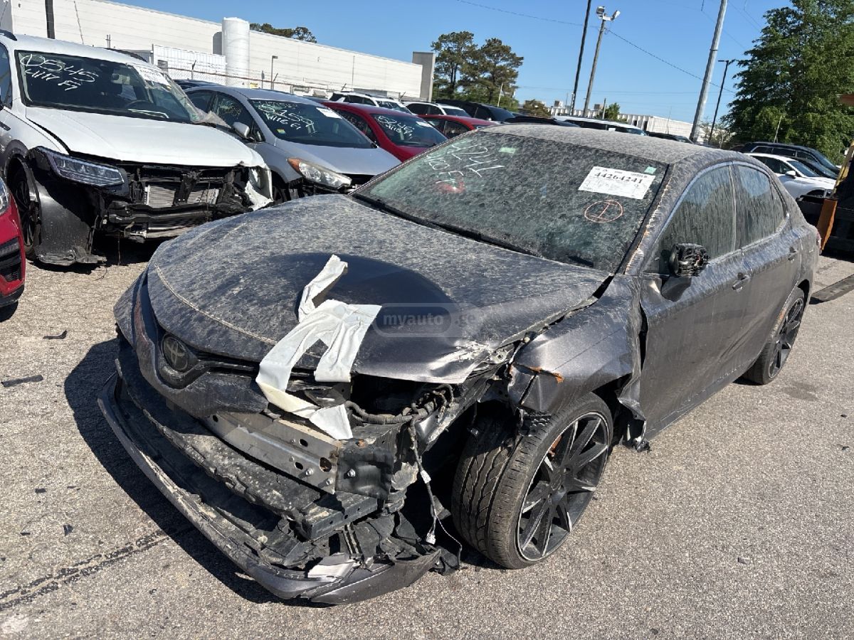 Toyota Camry - фото 2