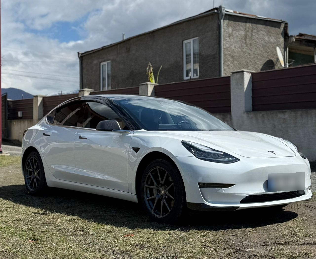 Tesla Model 3 - фото 1