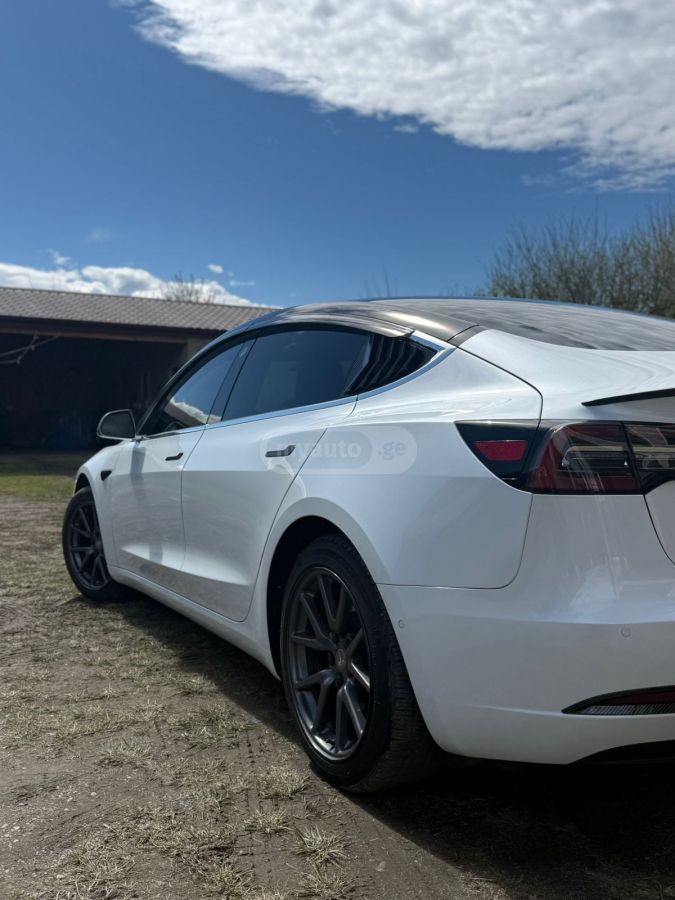 Tesla Model 3 - фото 8