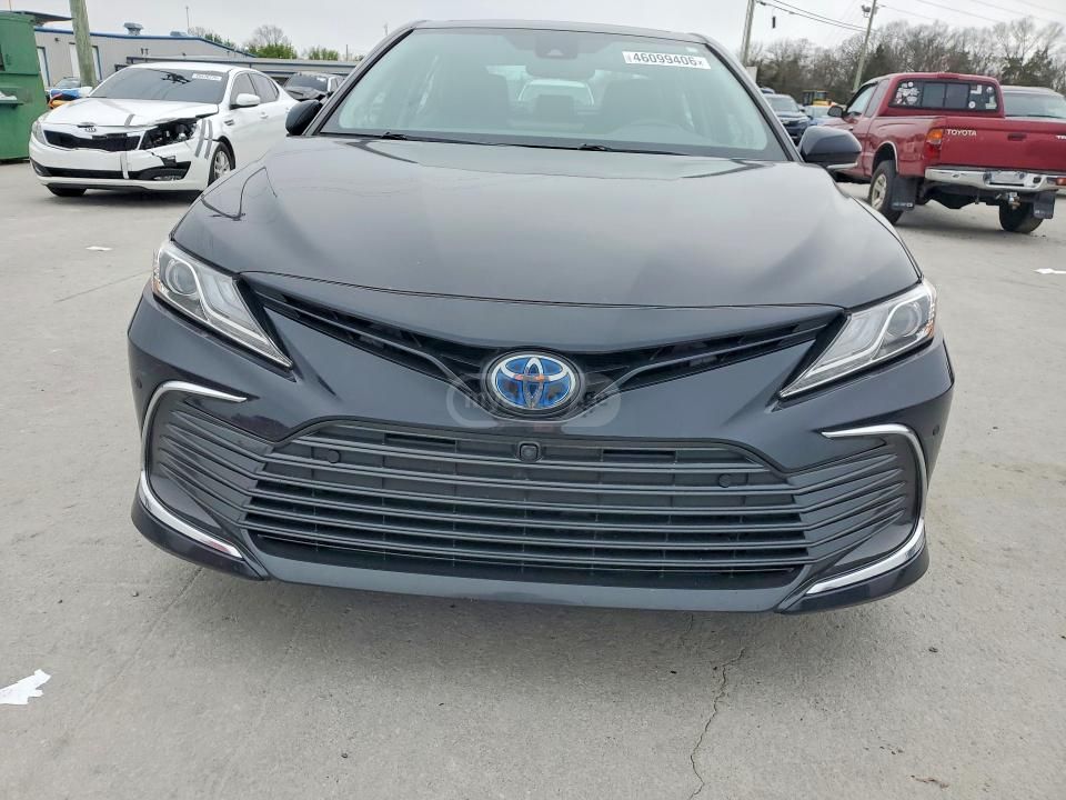 Toyota Camry - фото 1