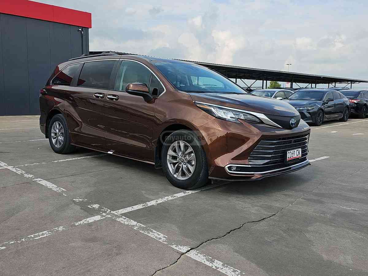 Toyota Sienna - фото 1