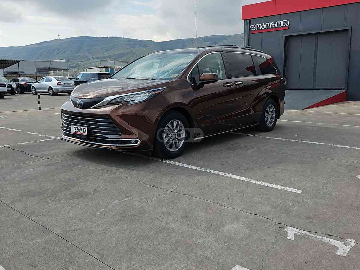 Toyota Sienna - фото 2