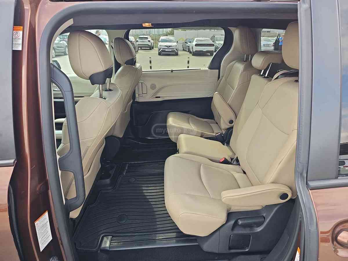 Toyota Sienna - фото 4