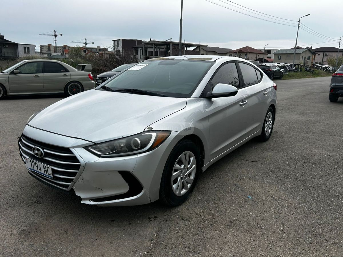 Hyundai Elantra - фото 1
