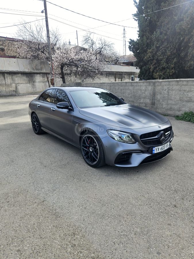 Mercedes-Benz E 63 AMG - фото 1