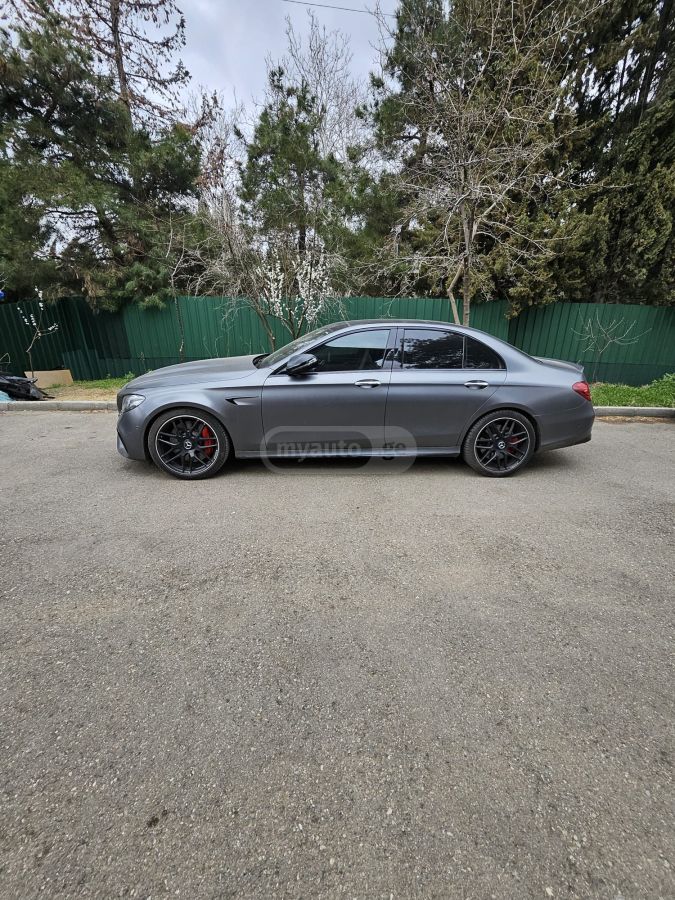 Mercedes-Benz E 63 AMG - фото 6