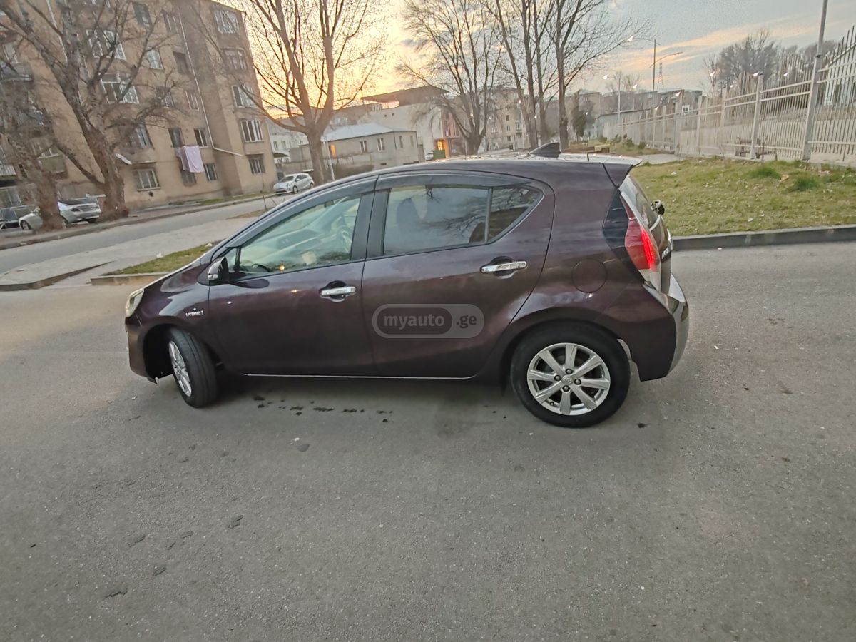 Toyota Aqua - фото 6