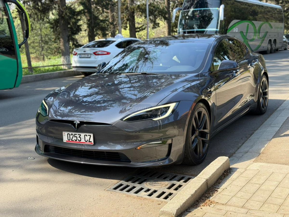 Tesla Model S - фото 1