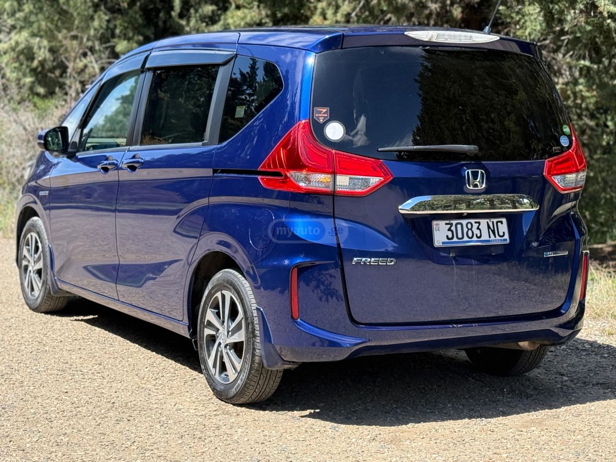 Honda Freed - фото 3
