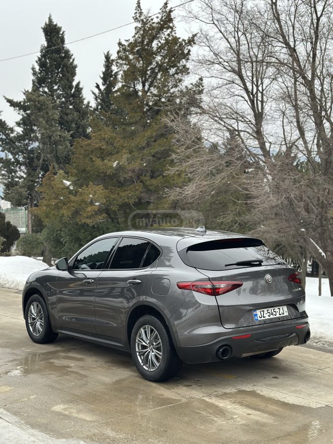 Alfa Romeo Stelvio 2023 — миниатюра 3