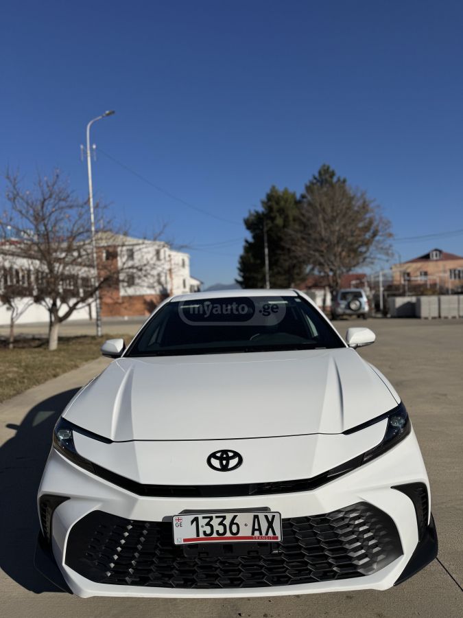 Toyota Camry - фото 1