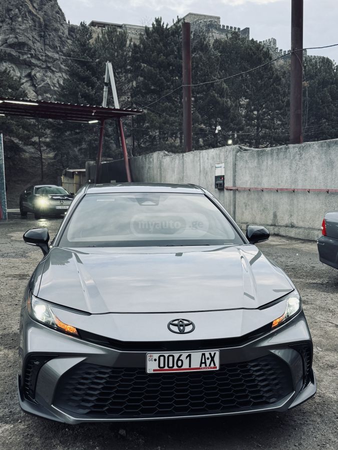 Toyota Camry - фото 1