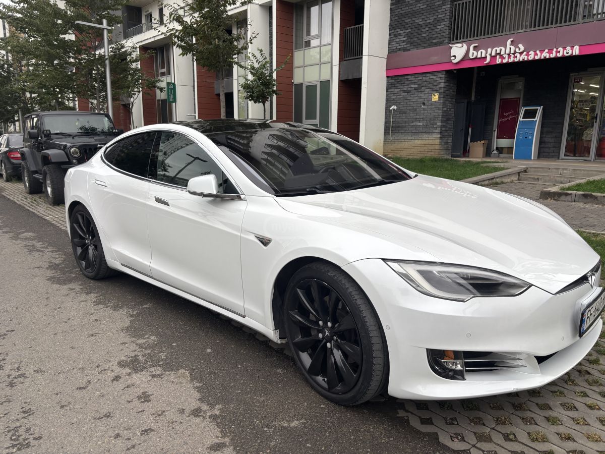 Tesla Model S - фото 1