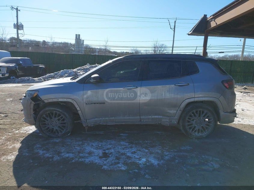 Jeep Latitude Lux 4dr 4x4 Automatic — миниатюра 14