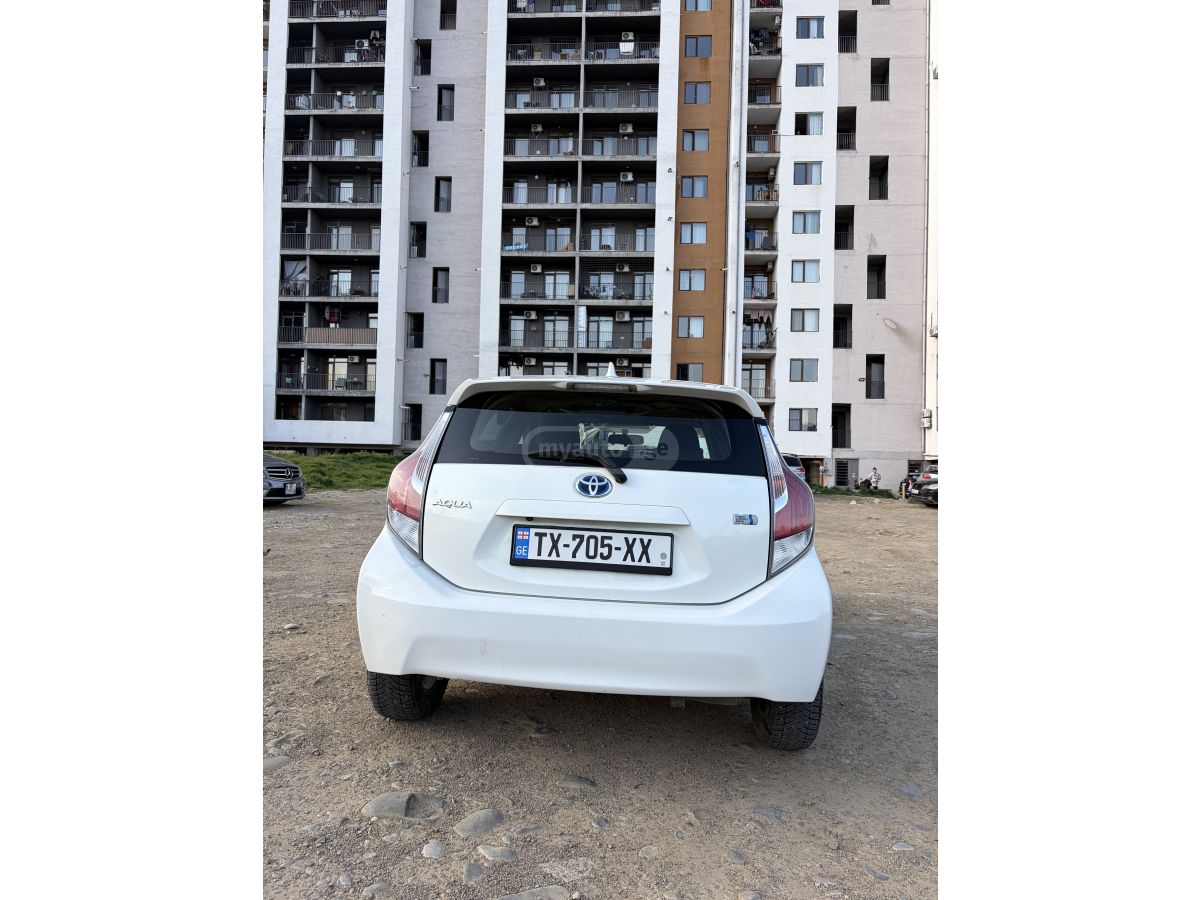 Toyota Aqua - фото 5