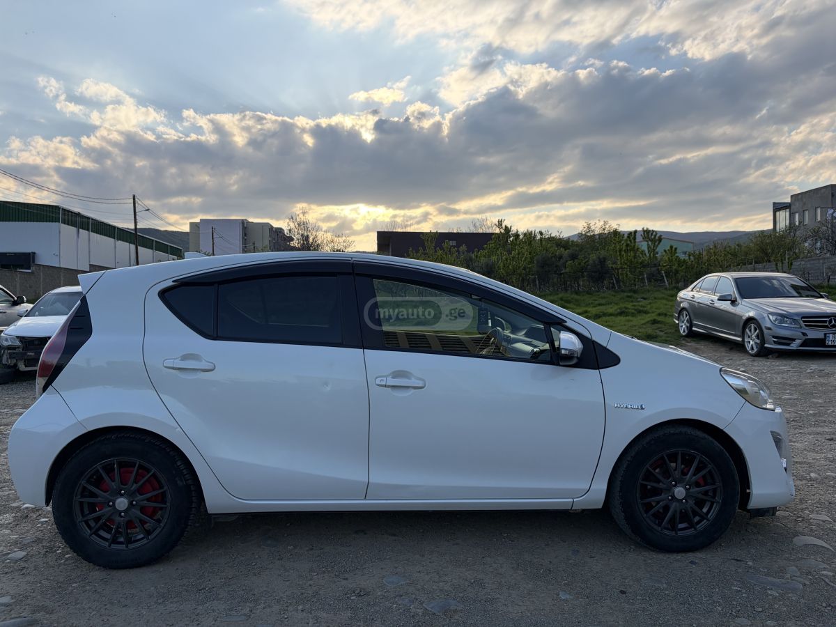 Toyota Aqua - фото 6