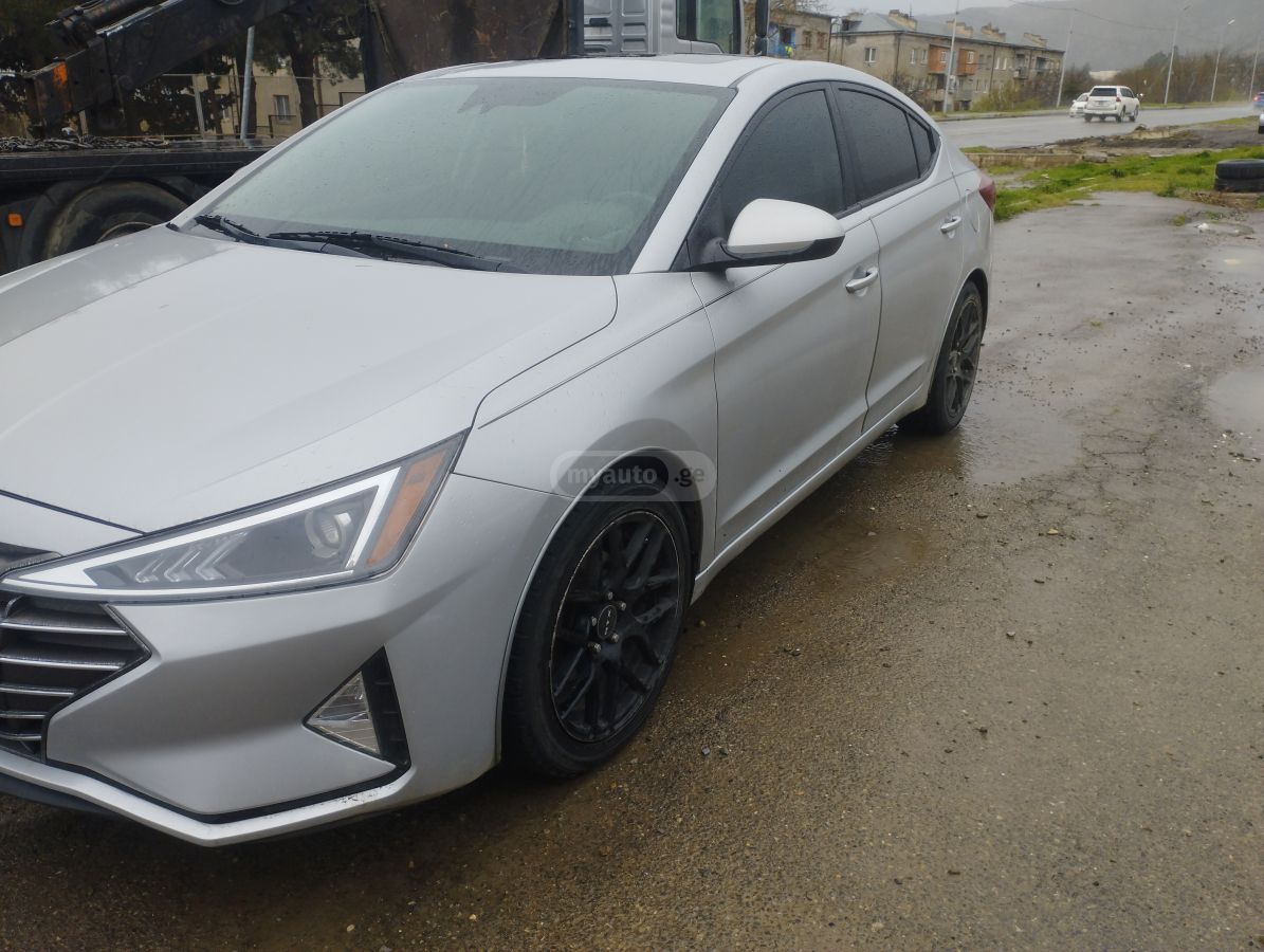 Hyundai Elantra - фото 1