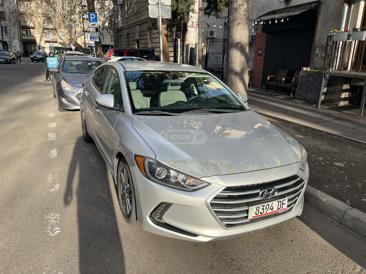 Hyundai Elantra - фото 1