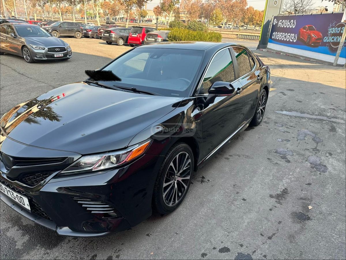 Toyota Camry - фото 1