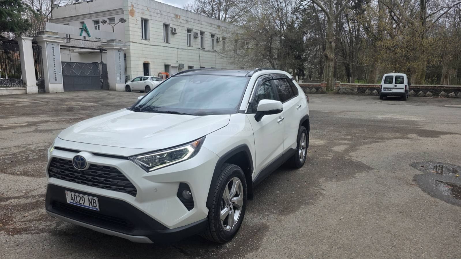 Toyota RAV 4 - фото 1