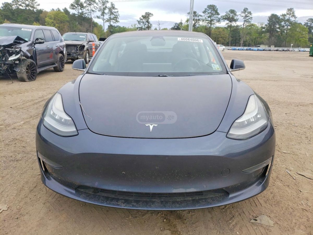Tesla Model 3 - фото 1
