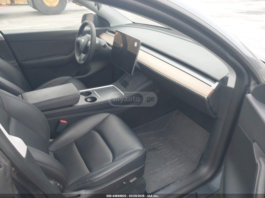 Tesla Model Y - фото 5