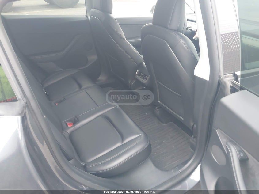 Tesla Model Y - фото 8