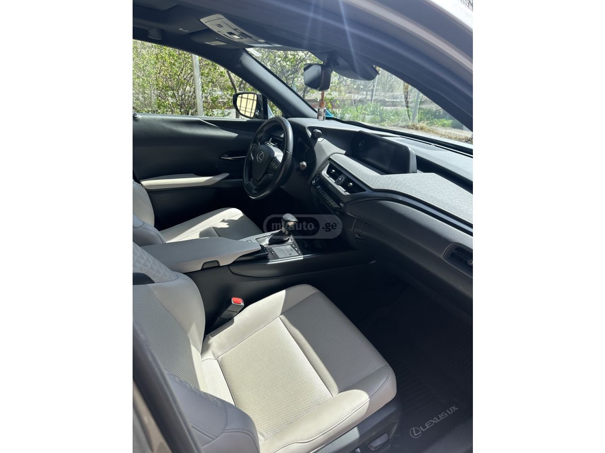 Lexus UX 250 h - фото 2