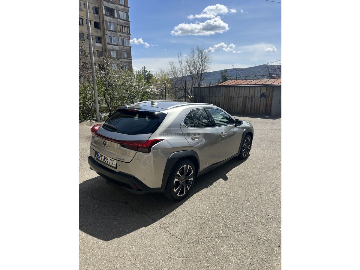 Lexus UX 250 h - фото 7