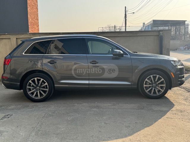Audi Q7 - фото 12
