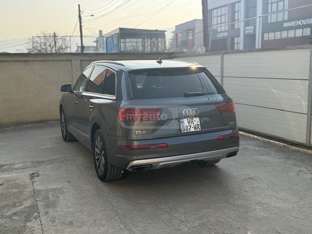 Audi Q7 - фото 9