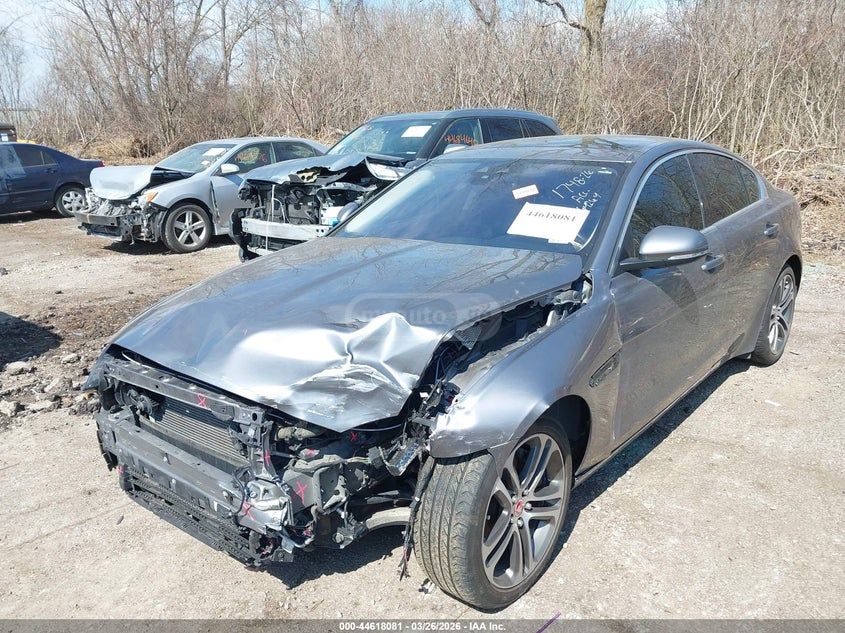 Jaguar XE - фото 2