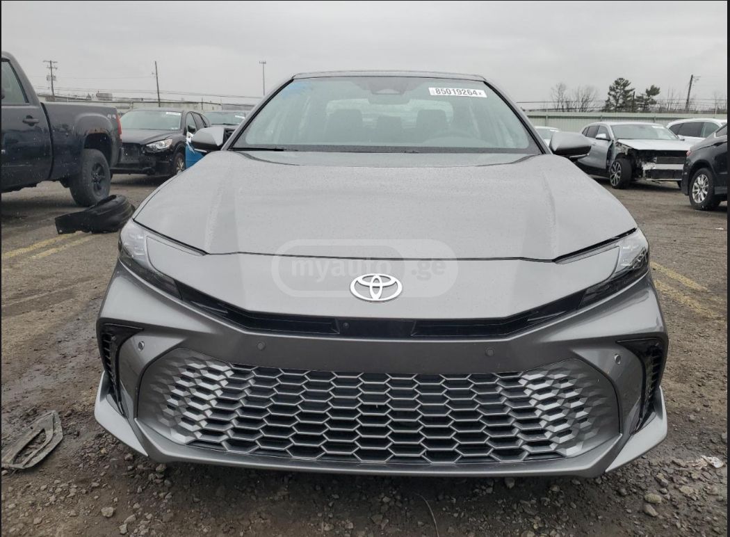 Toyota Camry - фото 1