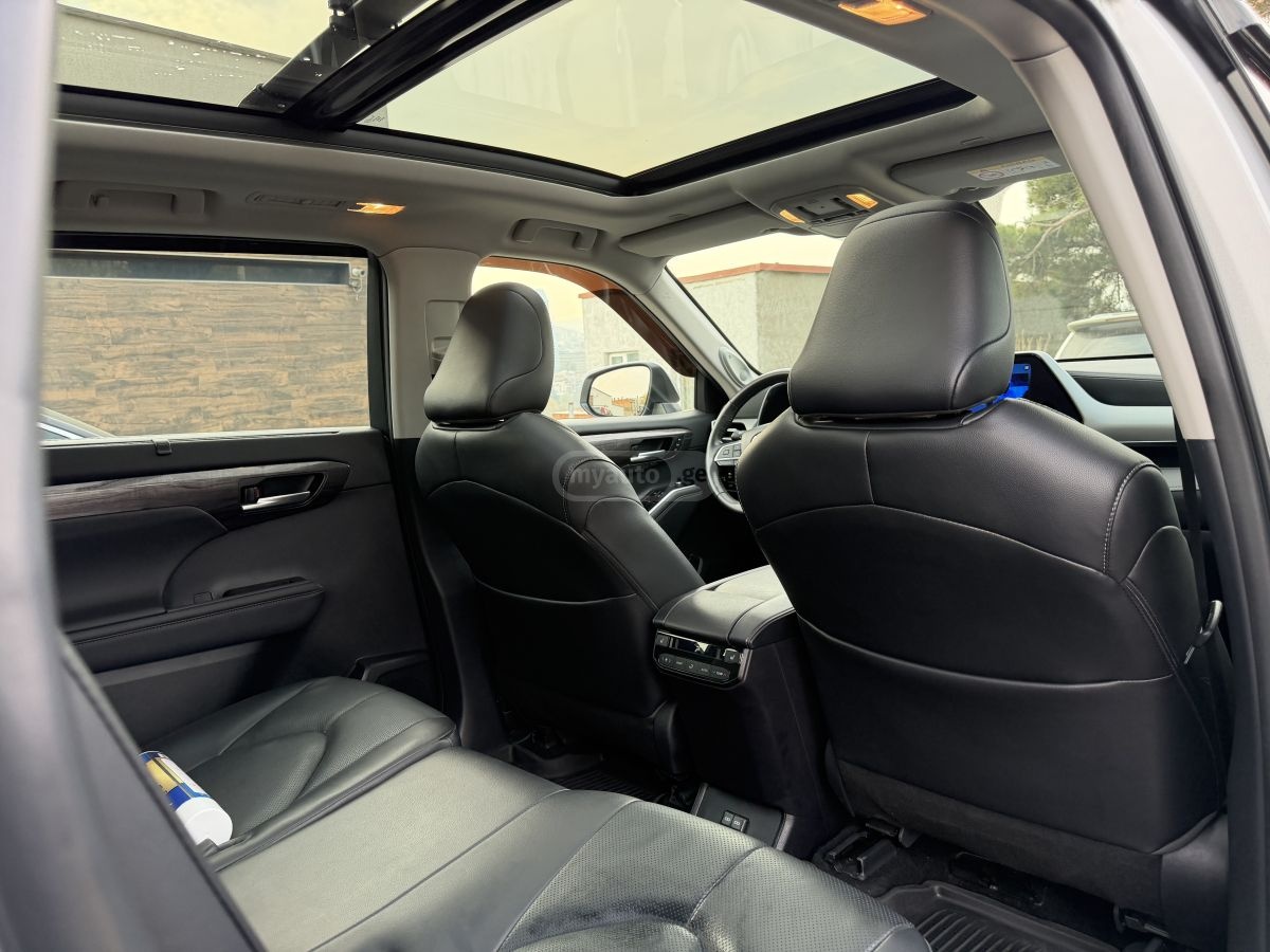 Toyota Platinum 4dr All-Wheel Drive C — миниатюра 6