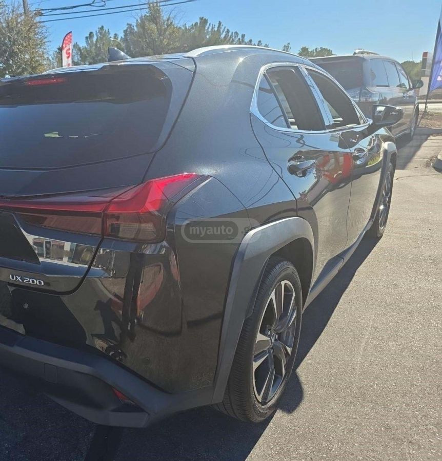 Lexus UX 200 - фото 4