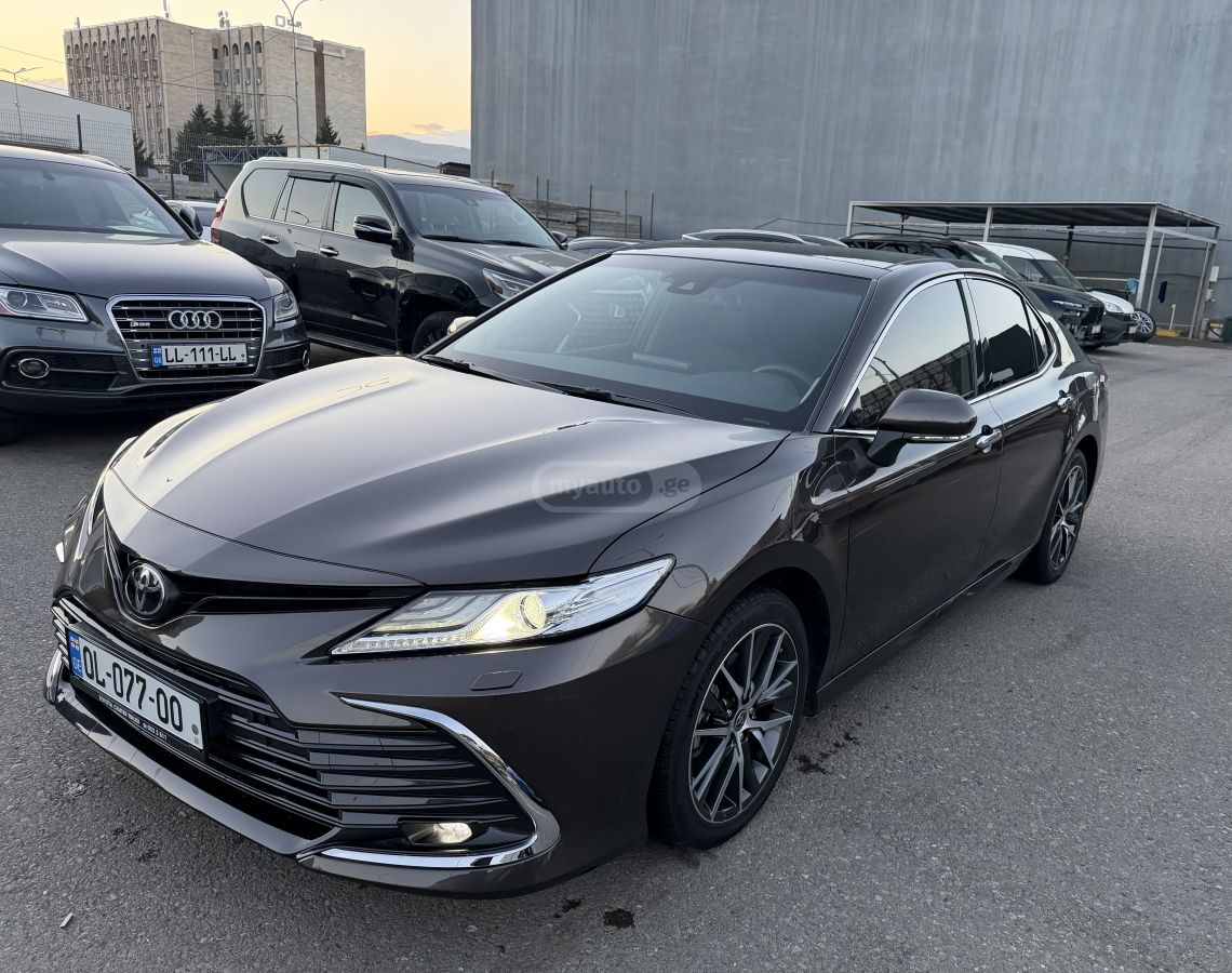 Toyota Camry - фото 1