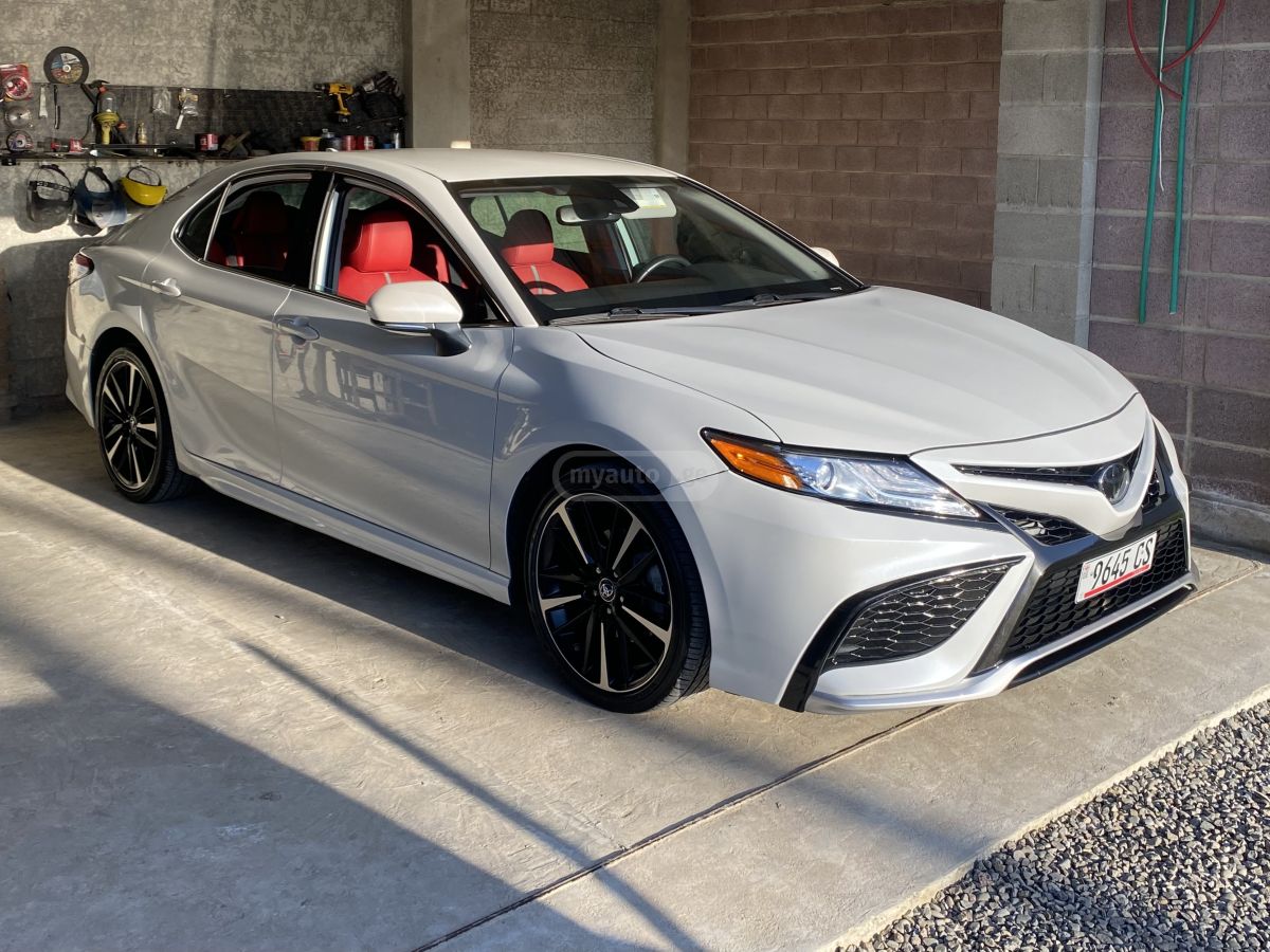 Toyota Camry - фото 1
