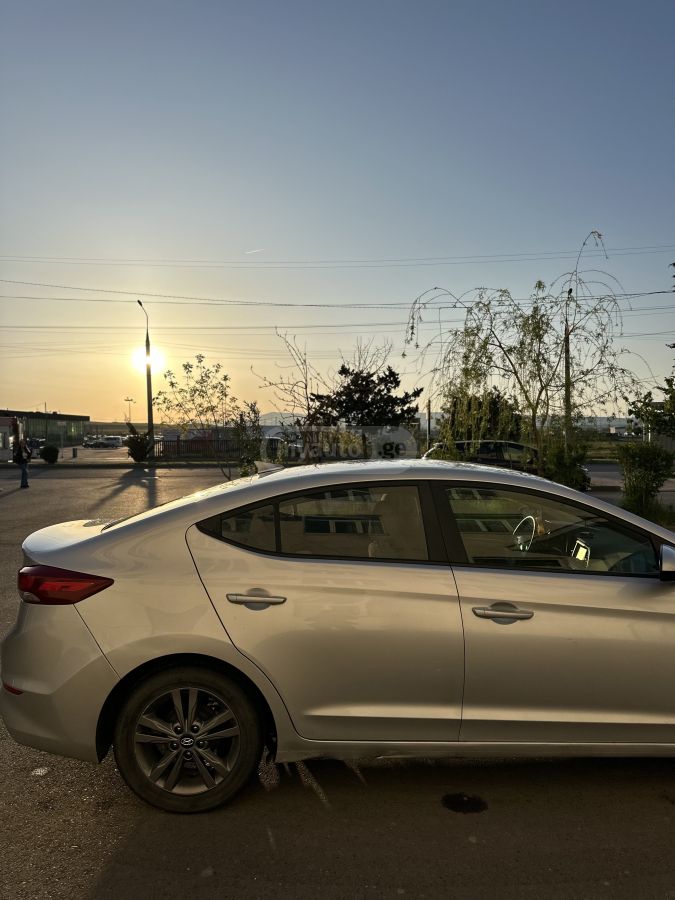 Hyundai Elantra - фото 8