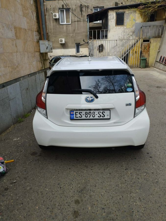 Toyota Aqua - фото 3