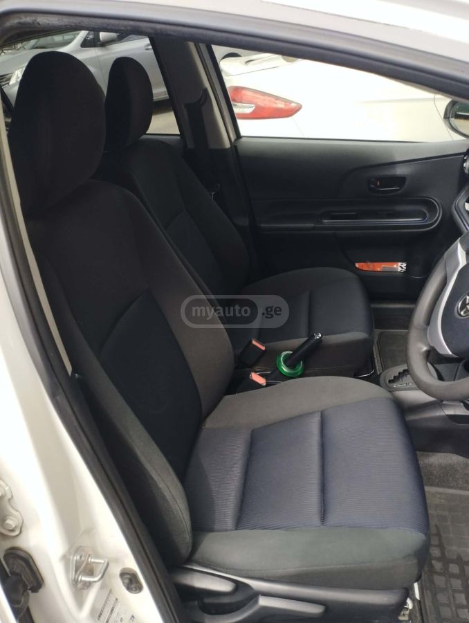 Toyota Aqua - фото 8