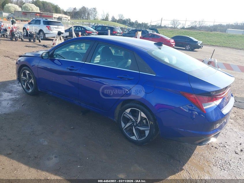 Hyundai Elantra - фото 3