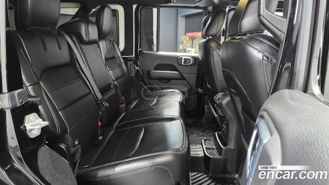 Jeep Wrangler - фото 12