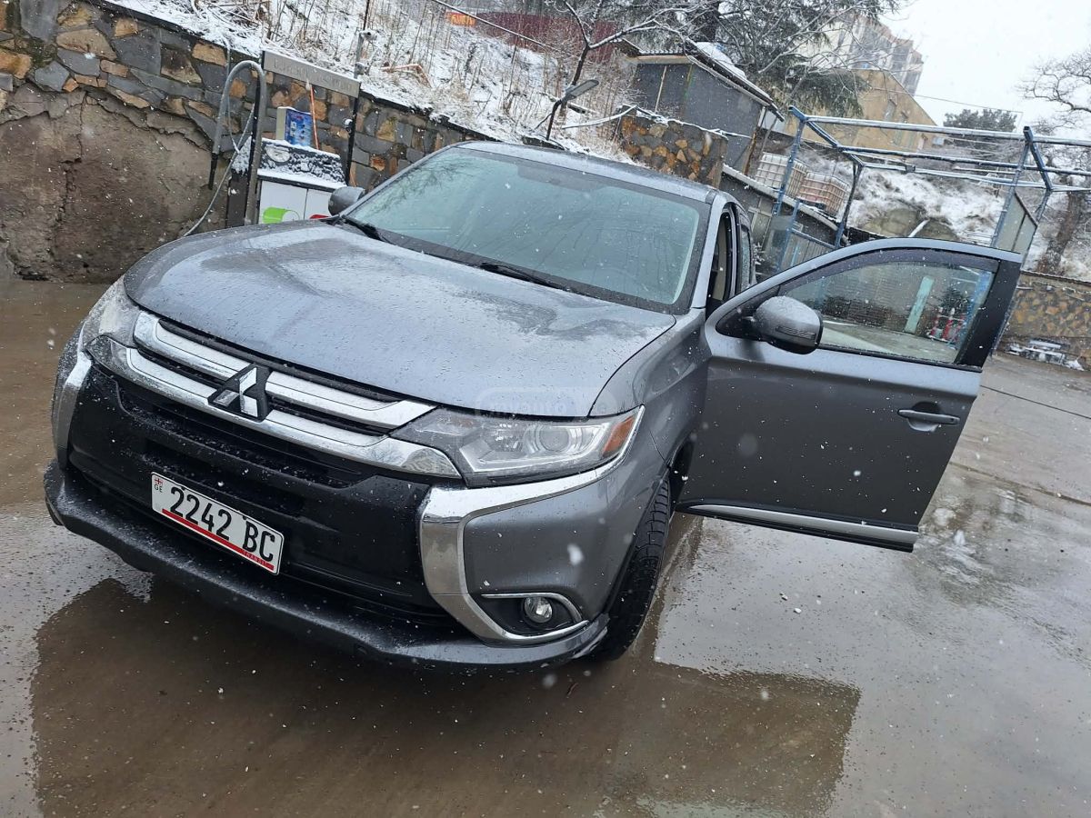 Mitsubishi Outlander - фото 1