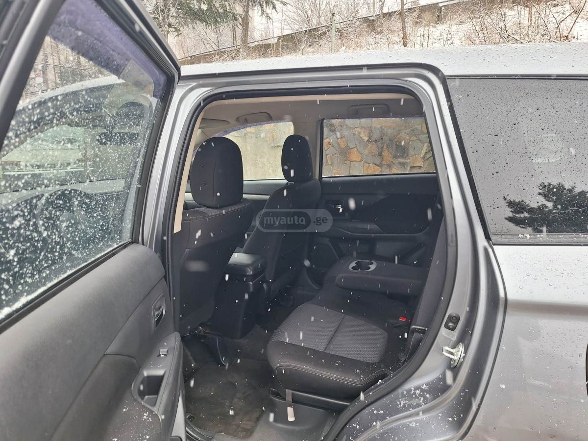 Mitsubishi Outlander - фото 12