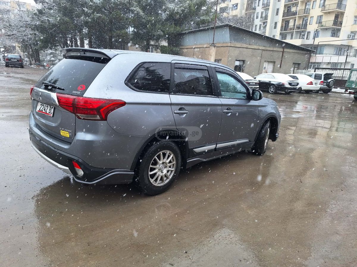 Mitsubishi Outlander - фото 2
