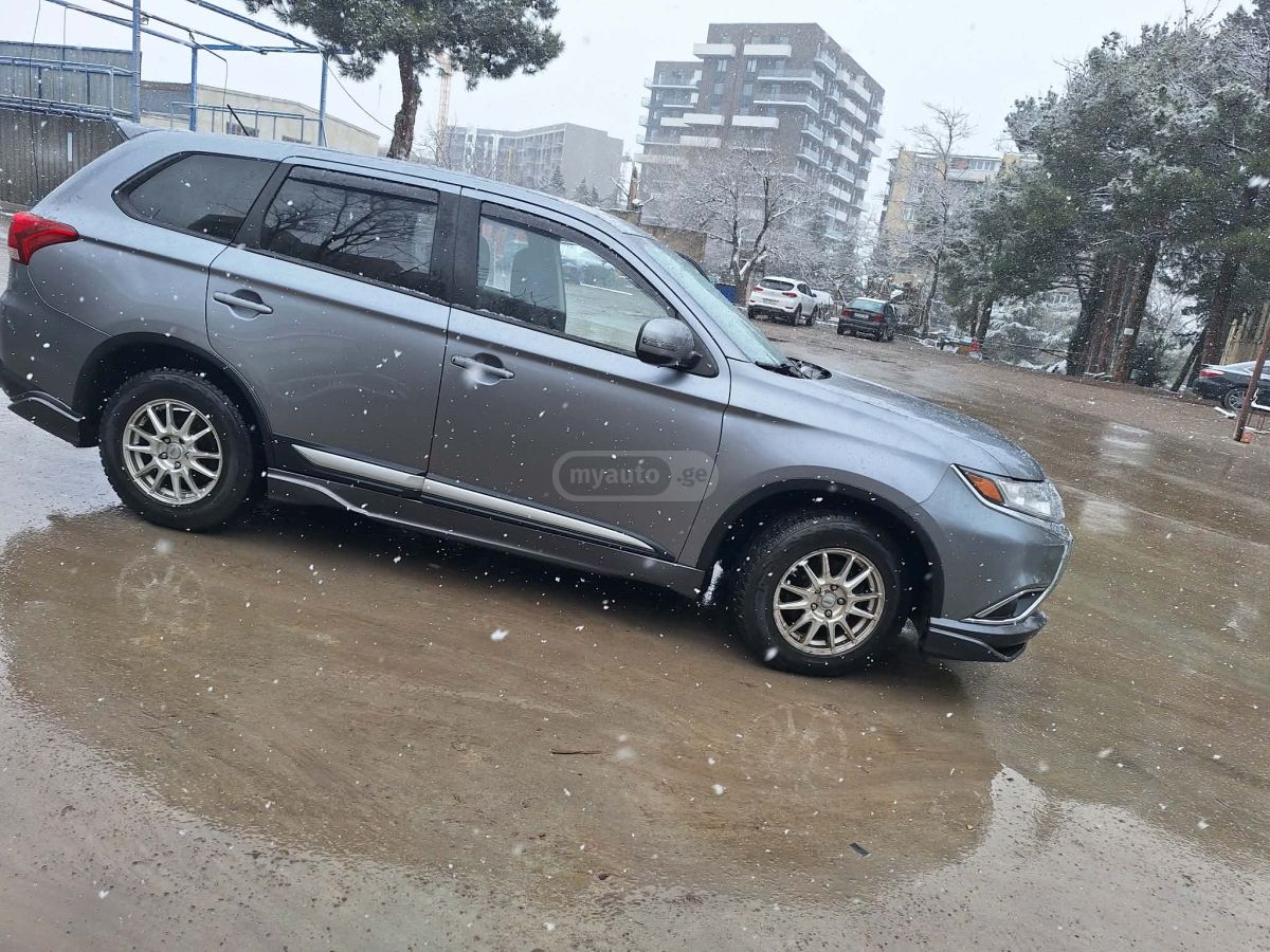 Mitsubishi Outlander - фото 3