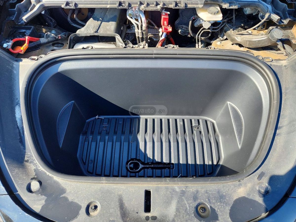 Tesla Model Y 2025 — миниатюра 5