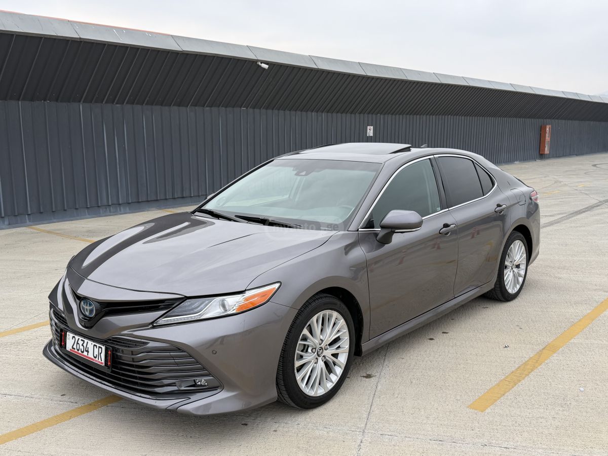 Toyota Camry - фото 1