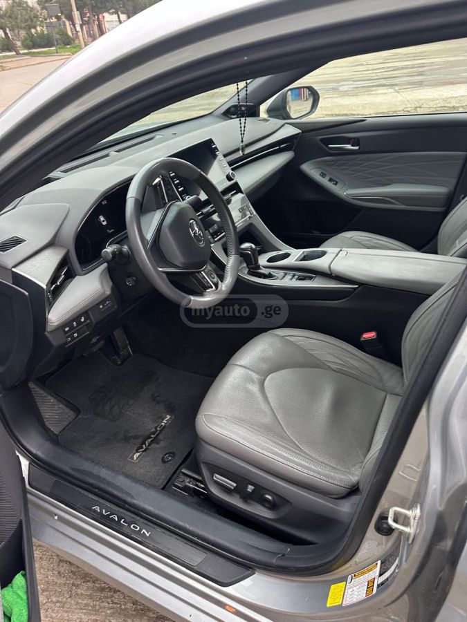 Toyota Limited 4dr Front-Wheel Drive — миниатюра 6